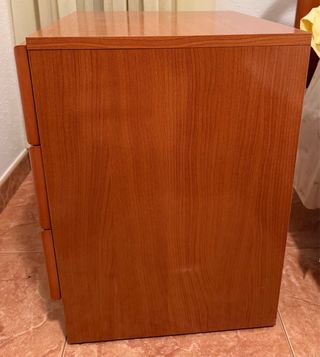 Comodino in legno con cassetti