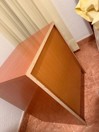 Comodino in legno con cassetti