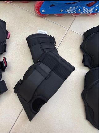 Patinete infantil azul con protecciones