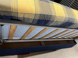 Sofá cama tela cuadros azul y amarillo