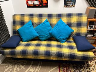 Sofá cama tela cuadros azul y amarillo