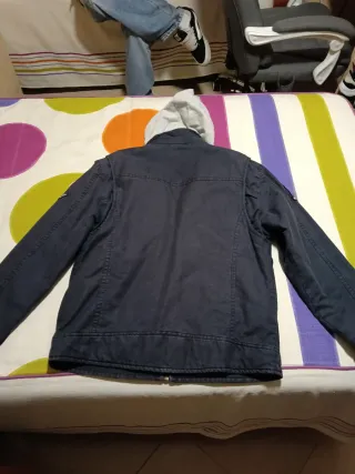 Chaqueta azul con capucha gris