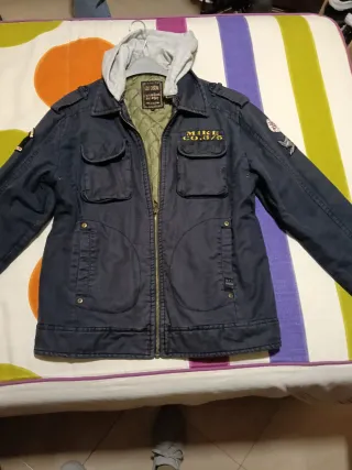 Chaqueta azul con capucha gris