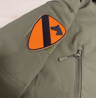 Chaqueta militar softshell con parches