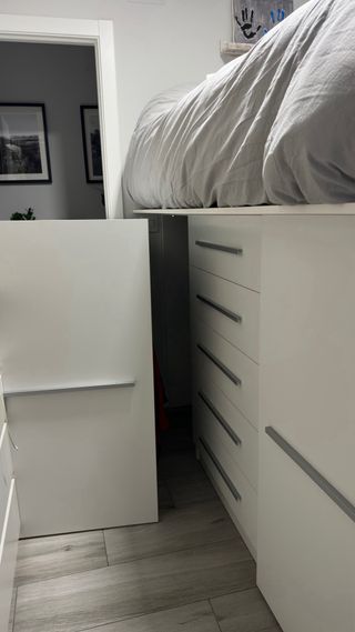 Cama (1,35) elevada con cajones y escalera.