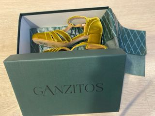 zapatos de salón de terciopelo color mostaza.