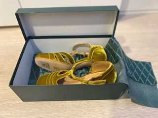 zapatos de salón de terciopelo color mostaza.