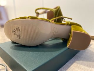 zapatos de salón de terciopelo color mostaza.