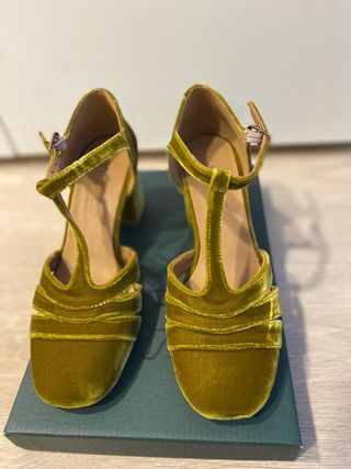 zapatos de salón de terciopelo color mostaza.