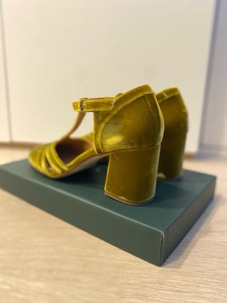 zapatos de salón de terciopelo color mostaza.