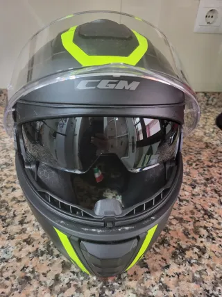 Casco de moto CGM negro y amarillo