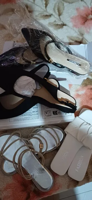 Zapatos planos azules con detalle dorado