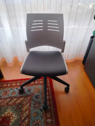 Silla de escritorio gris y blanca