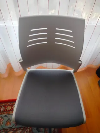 Silla de escritorio gris y blanca