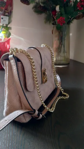 Borsa Guess rosa cipria con catena dorata