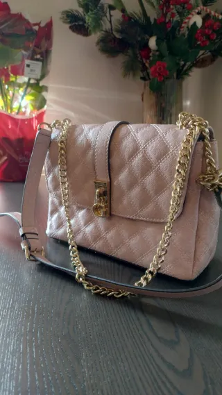 Borsa Guess rosa cipria con catena dorata