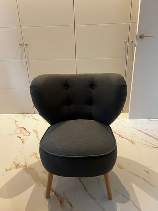 Sillón de tela gris