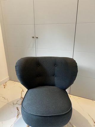 Sillón de tela gris