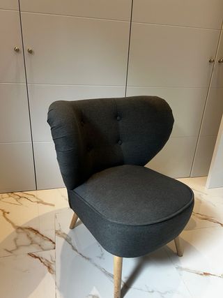 Sillón de tela gris