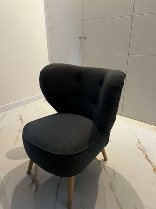 Sillón de tela gris