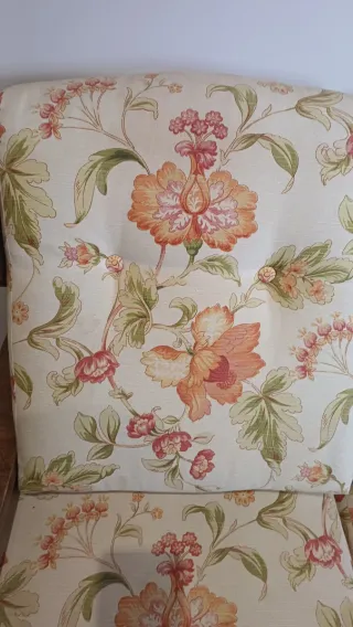 Sofá y butaca de madera con tapicería floral