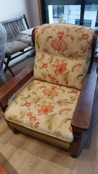 Sofá y butaca de madera con tapicería floral