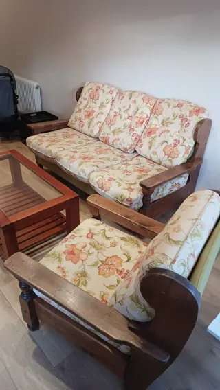 Sofá y butaca de madera con tapicería floral