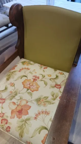 Sofá y butaca de madera con tapicería floral
