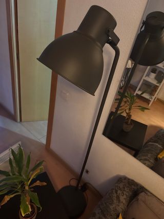 Lámpara de pie negra metal