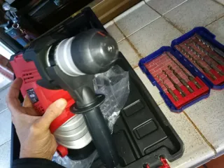 Taladro percutor Einhell 900W más juego extra broc