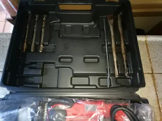 Taladro percutor Einhell 900W más juego extra broc