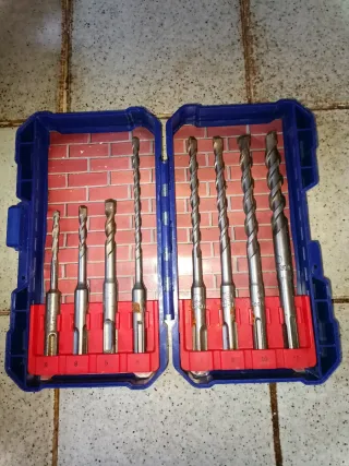 Taladro percutor Einhell 900W más juego extra broc