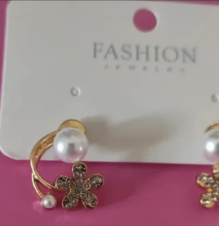 Pendientes Florales Dorados con Perlas