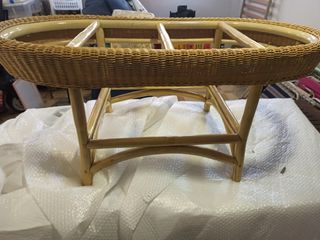 Mesa de bambú y mimbre