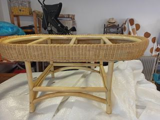 Mesa de bambú y mimbre