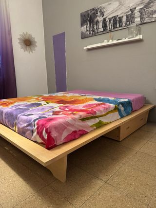 Letto in legno con cassetti, più futon.