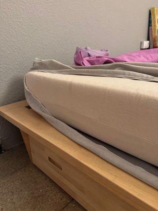 Letto in legno con cassetti, più futon.