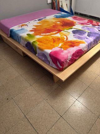 Letto in legno con cassetti, più futon.