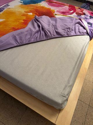 Letto in legno con cassetti, più futon.