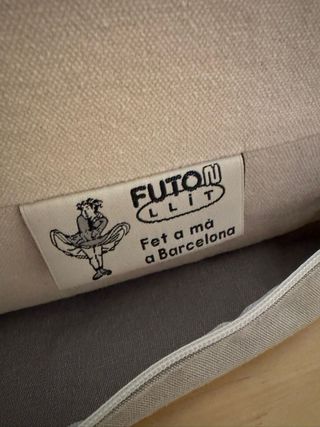Letto in legno con cassetti, più futon.