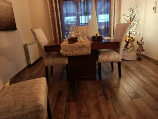 Mesa colonial y 4 sillas tapizadas