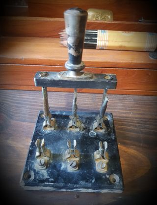 Antigua llave o interruptor eléctrico de palanca