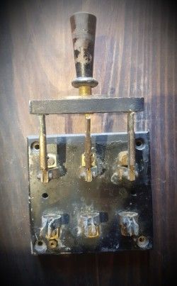 Antigua llave o interruptor eléctrico de palanca