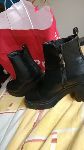 Botas negras nuevas sin usar