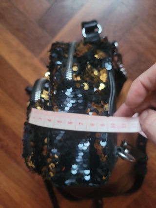 Mochila Zara lentejuelas negra y dorada