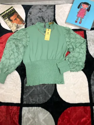 Blusa verde con mangas abullonadas