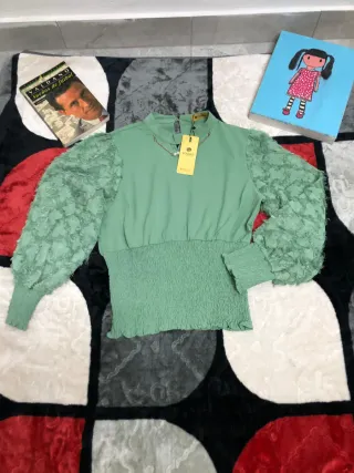 Blusa verde con mangas abullonadas