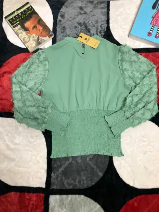 Blusa verde con mangas abullonadas