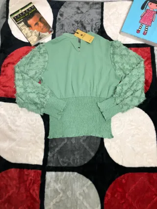 Blusa verde con mangas abullonadas