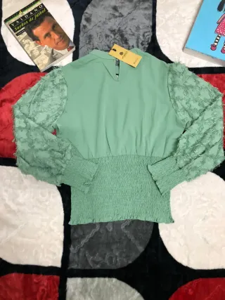 Blusa verde con mangas abullonadas